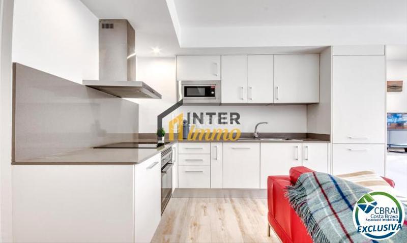 Foto d8a96de1-bd67-44e3-86b2-6fe4ed831a04. Piso en carrer raval dels grecs 21 oportunidad centro: piso del 2020 con garaje opcional en Roses