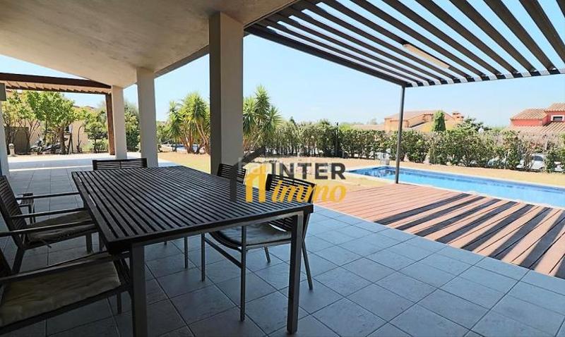 Foto 0cc4dedd-8847-4bb3-acb7-7fed0f0be565. Casa en calle mig 4 villa totalmente renovada en la exclusiva zona golf en Peralada
