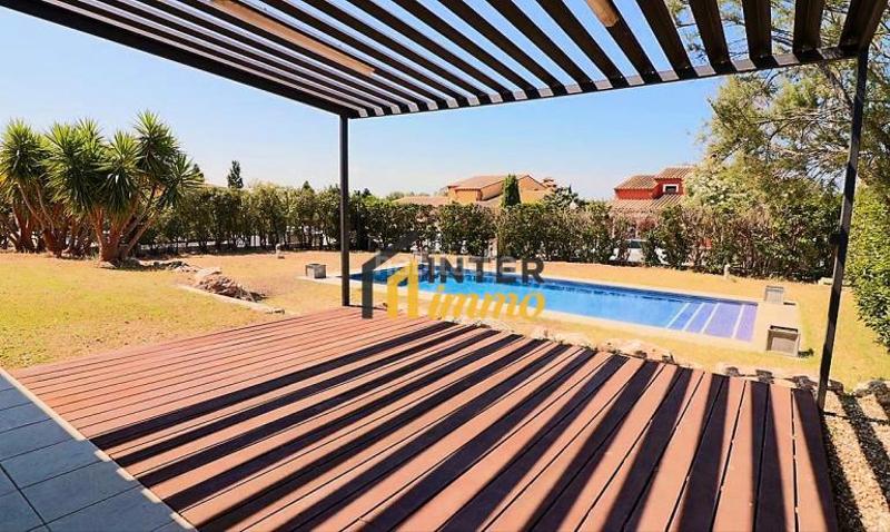 Foto 68e02fa8-ea39-4c3b-8f23-543fb46b117d. Casa en calle mig 4 villa totalmente renovada en la exclusiva zona golf en Peralada