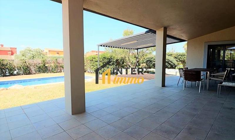 Foto f485ff70-49dc-44b6-a55e-66e388c6cfec. Casa en calle mig 4 villa totalmente renovada en la exclusiva zona golf en Peralada