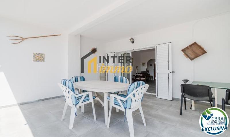Foto 3c216d95-a272-47ba-bb4a-3e7fb9539e06. Casa en carrer solsonès 100 ¡propiedad única con licencia turística en más boscà - ! ??? en Roses