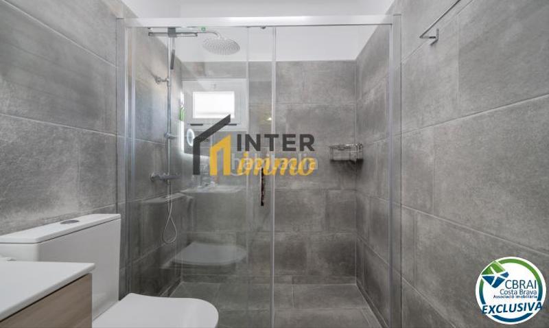 Foto 948f3417-d8b9-42dd-9a5a-c4deb0c0420c. Casa en carrer solsonès 100 ¡propiedad única con licencia turística en más boscà - ! ??? en Roses