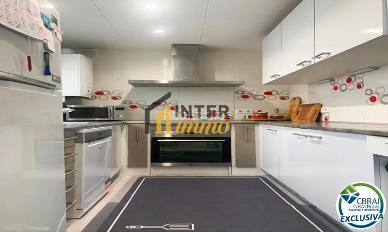 Foto 6da2a4a8-34a7-40d1-84f6-d1373f94f8b4. Apartamento en avinguda de la riera de la cuana 14 amplio piso en venta a 100 metros del mar en Roses