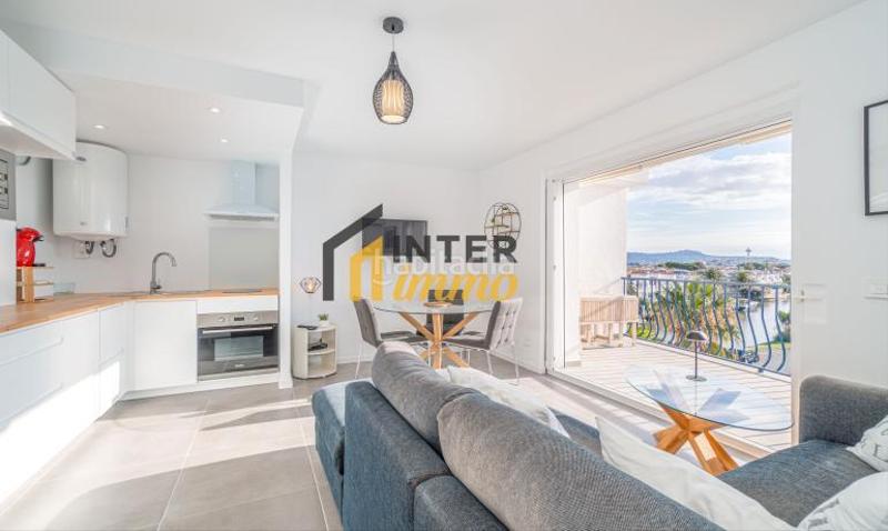 Foto 4dacaf7f-c088-464b-94b3-17a295543c46. Piso en carrer port empordà 85 precioso apartamento en la última planta con vistas al canal y amarre privado en Empuriabrava