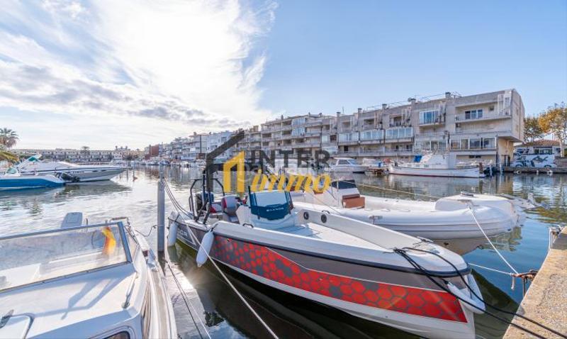 Foto 6fab6534-ba95-4b88-8945-98fefa292239. Piso en carrer port empordà 85 precioso apartamento en la última planta con vistas al canal y amarre privado en Empuriabrava