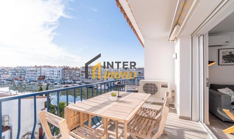 Foto cb57834b-0782-4bd1-be7e-b5c7f7beee57. Piso en carrer port empordà 85 precioso apartamento en la última planta con vistas al canal y amarre privado en Empuriabrava