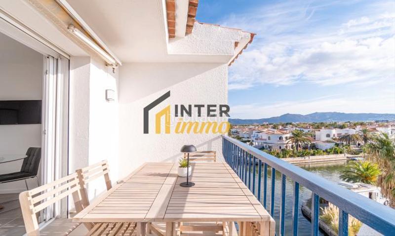 Foto d3c2d472-bd7c-4753-926d-3481cf32a894. Piso en carrer port empordà 85 precioso apartamento en la última planta con vistas al canal y amarre privado en Empuriabrava