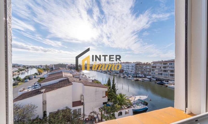 Foto e07a0d95-c827-46b6-a137-dbc0f0fb83ff. Piso en carrer port empordà 85 precioso apartamento en la última planta con vistas al canal y amarre privado en Empuriabrava