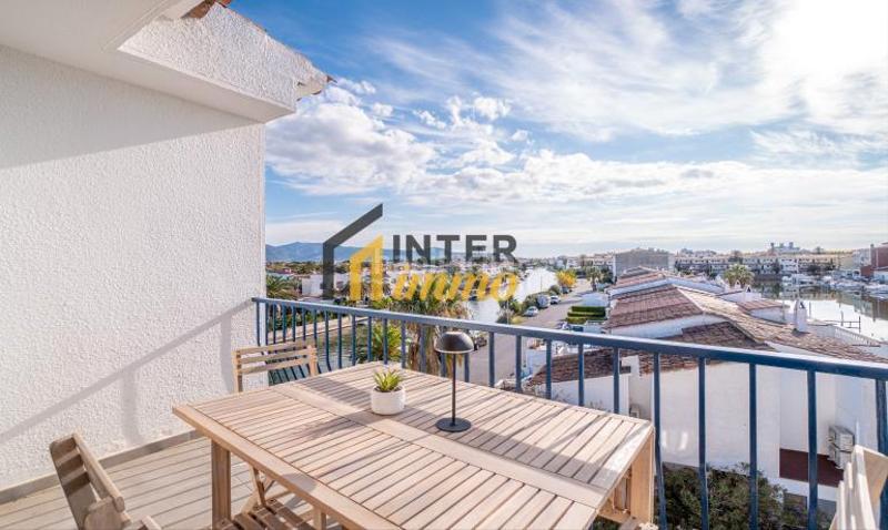 Foto e29decbe-88e6-49fd-a432-d15a573dc431. Piso en carrer port empordà 85 precioso apartamento en la última planta con vistas al canal y amarre privado en Empuriabrava