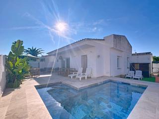 Casa  Carrer alberes. En venta – casa en planta baja con piscina en empuriabrava
