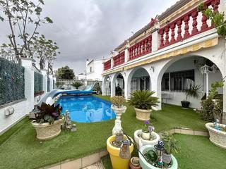 Casa en Montgri 191. Casa cerca de la playa dividida en 2 apartamentos.