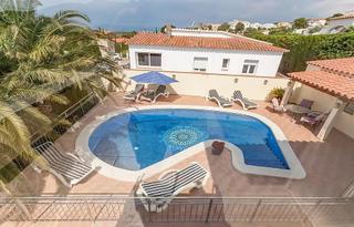 Maison à Nord. Villa completamente renovada con 3 apartamentos, piscina y garaj