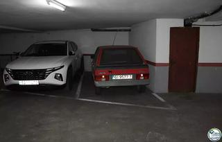 Aparcament cotxe a Centre. Plasa de parking en roses