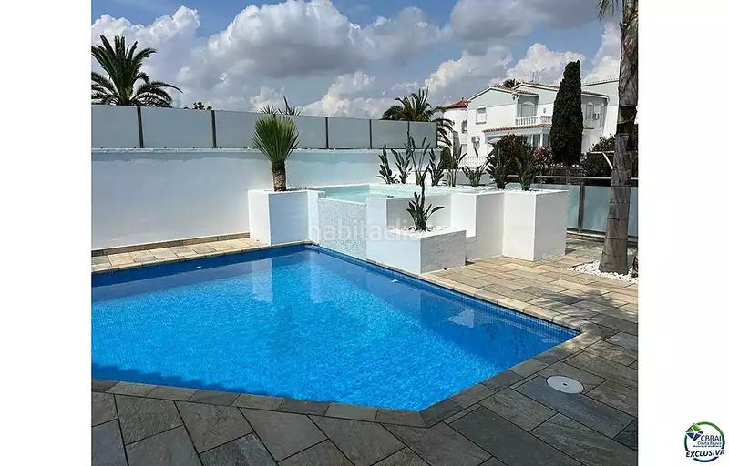 Foto 277bda87-199f-4a2d-ad74-ea51207ca891. Casa con parcheggio piscina in Cap Ras - Creus - Falconera Empuriabrava