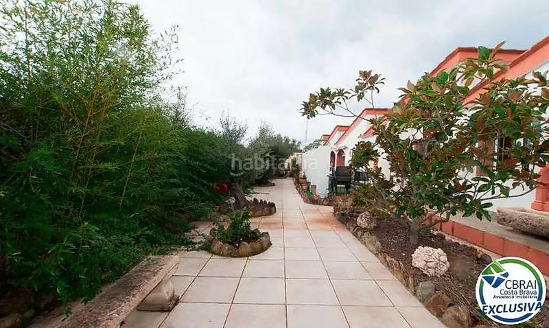 Foto 0bf0c88e-61b5-48c3-b95a-34ddc2c9fa05. Casa  con jardín y dos apartamentos. en Centre Roses