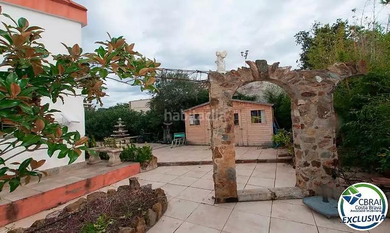 Foto 5dd75fd0-522a-4837-ac8e-9c435cb96264. Casa  con jardín y dos apartamentos. en Centre Roses