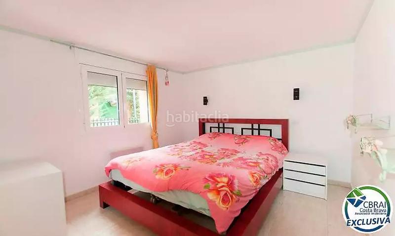 Foto 66cbb79b-b118-4bb6-add4-43d22cfc12aa. Casa  con jardín y dos apartamentos. en Centre Roses