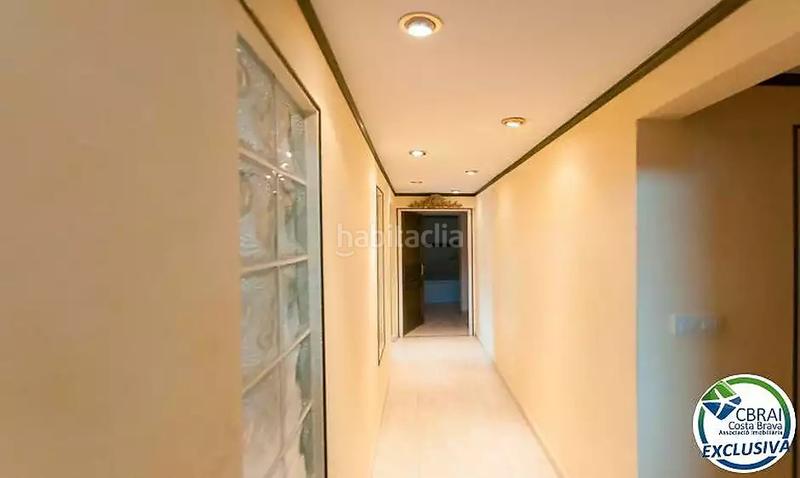 Foto 8856ebc8-2bb7-482a-975c-58157e216b28. Casa  con jardín y dos apartamentos. en Centre Roses