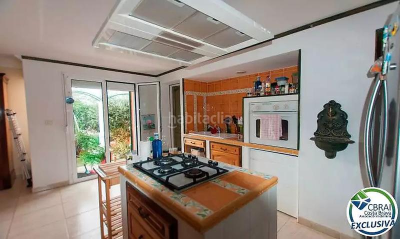 Foto b071b30c-6ff2-4423-bd6d-b6423242c9fb. Casa  con jardín y dos apartamentos. en Centre Roses