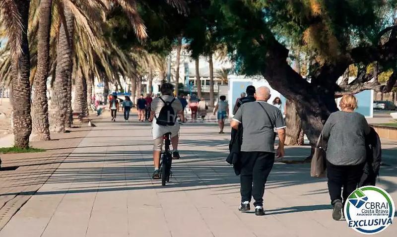 Foto b8265605-5443-4c33-b0a5-d47d6f0e88ff. Casa  con jardín y dos apartamentos. en Centre Roses