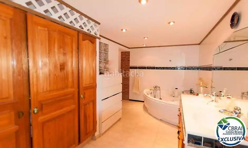 Foto c134163a-4670-4de6-8942-530d47b55e4f. Casa  con jardín y dos apartamentos. en Centre Roses