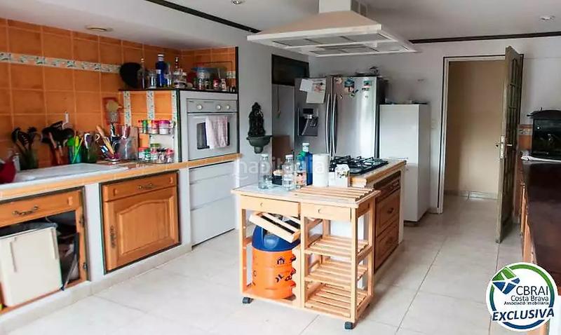 Foto c7bfd2d8-9ce4-488d-9746-67fd96334fc5. Casa  con jardín y dos apartamentos. en Centre Roses