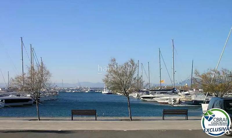 Foto cc37df35-0cfc-49b9-8252-7d2853915f88. Casa  con jardín y dos apartamentos. en Centre Roses