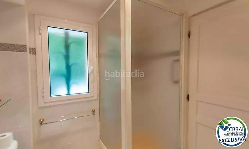 Foto ce88e307-4123-478f-b5bb-1ff501285f18. Casa  con jardín y dos apartamentos. en Centre Roses