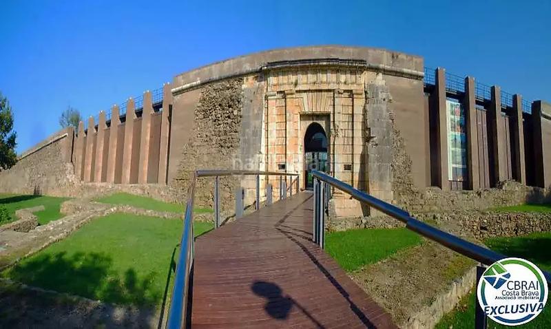 Foto d7121ebb-e3ab-435c-a09a-cd0c3ae52ea8. Casa  con jardín y dos apartamentos. en Centre Roses