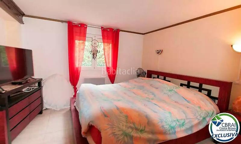 Foto e2dae8b8-80a4-4986-af02-05a8e2dd5e5c. Casa  con jardín y dos apartamentos. en Centre Roses