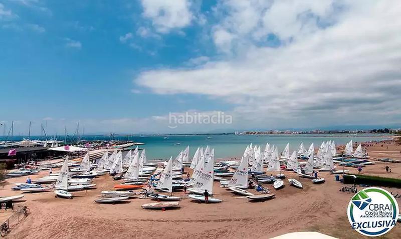 Foto f4e43831-a9e8-4566-a054-aad9ba45bf60. Casa  con jardín y dos apartamentos. en Centre Roses