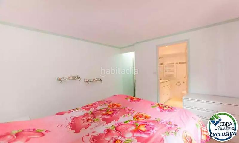 Foto fd24102e-2047-4dbe-8816-ecc7ef0a9180. Casa  con jardín y dos apartamentos. en Centre Roses