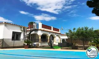Maison à Nord. Amplia casa con piscina en venta en mas boscà roses
