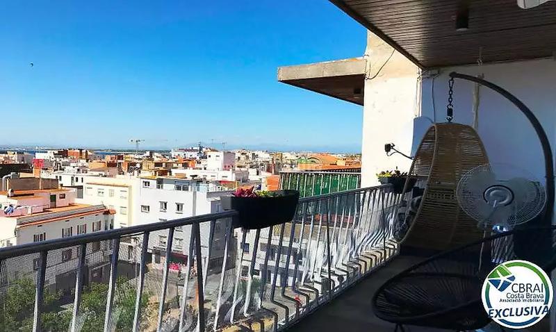 Foto 87874580-9a78-4378-aac7-137f5be2dd07. Pis a plaza plaça del llevant 3 a Centre Roses