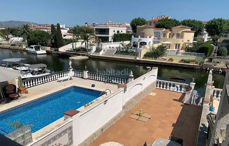 Foto 2de0ae81-8013-4645-a12b-893f2309df33. Casa  de pescadores con amarre y garaje cerrado en Empuriabrava