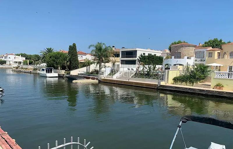 Foto 58d94d74-74d8-4bd2-8ddf-0b0056d0b91c. Casa  de pescadores con amarre y garaje cerrado en Empuriabrava