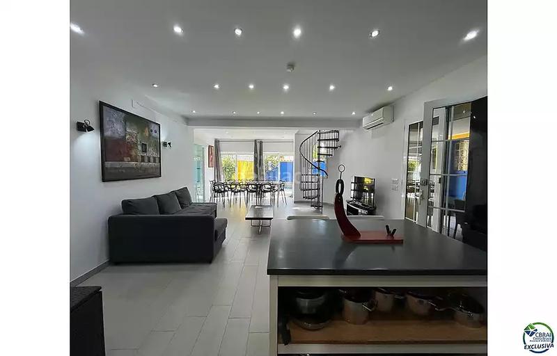 Foto f6b0d090-d185-45a0-a4ec-9edd30e934b1. Casa con parcheggio piscina in Carlit - Montseny Empuriabrava
