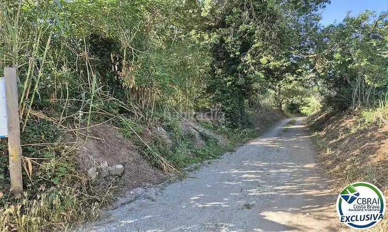 Foto 343a1e6f-a2ab-4a6e-933f-fab8ee1724a9. Terreny residencial a calle cami de la sota el parc 8 a Peralada