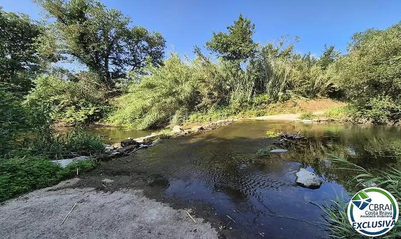 Foto 4122375a-1827-45b4-acc0-d21e039a59bb. Terreny residencial a calle cami de la sota el parc 8 a Peralada