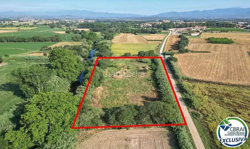 Foto 94f4dfae-f0c5-48e1-b363-ae23022abf52. Terreny residencial a calle cami de la sota el parc 8 a Peralada