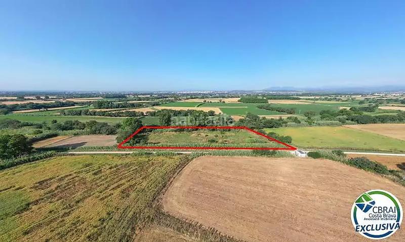 Foto b0864689-d397-42d7-922f-d750491a9bdc. Terreny residencial a calle cami de la sota el parc 8 a Peralada