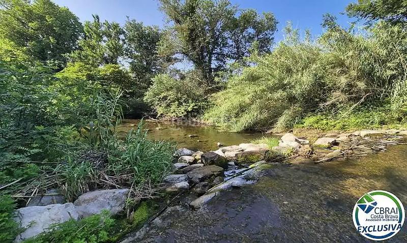 Foto bb08fe93-9d86-48a1-b3f9-aea902c2aafc. Terreny residencial a calle cami de la sota el parc 8 a Peralada