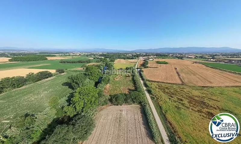 Foto c5f3a2c3-a586-4f20-8b68-e4f7cb28fbd1. Terreny residencial a calle cami de la sota el parc 8 a Peralada