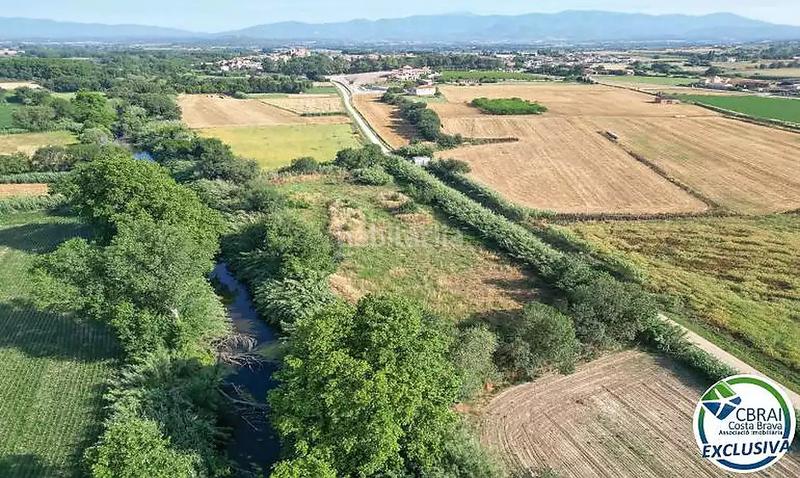 Foto c963e7b3-dd71-4239-8bbf-188814dc3621. Terreny residencial a calle cami de la sota el parc 8 a Peralada