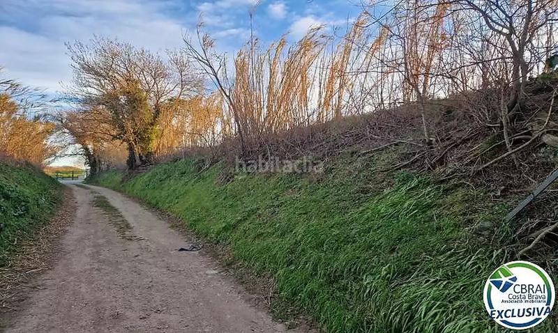 Foto cd9429d4-94d9-4edc-a556-d753cf550433. Terreny residencial a calle cami de la sota el parc 8 a Peralada