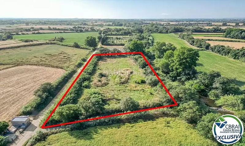 Foto dc8009ad-8f8b-4622-aac3-2d56901696c4. Terreny residencial a calle cami de la sota el parc 8 a Peralada