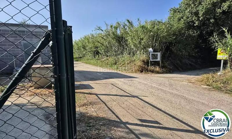 Foto e65368f3-5e8d-43c8-9629-e3277c26987f. Terreny residencial a calle cami de la sota el parc 8 a Peralada