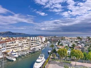 Apartament a Salins - Cavall de Mar. Imponente apartamento con vista al mar en el club náutico.