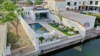 Casa a Cap Ras - Creus - Falconera. Villa moderna con amarre de 11m en una sola planta en empuriabra