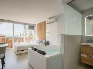 Estudi a Delta muga silvia. Bonito estudio con bañera de hidromasaje para 2 personas totalme